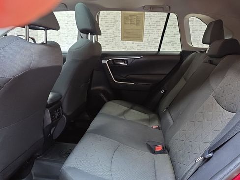Used 2021 Toyota RAV4 XLE w/ Convenience Package image 13