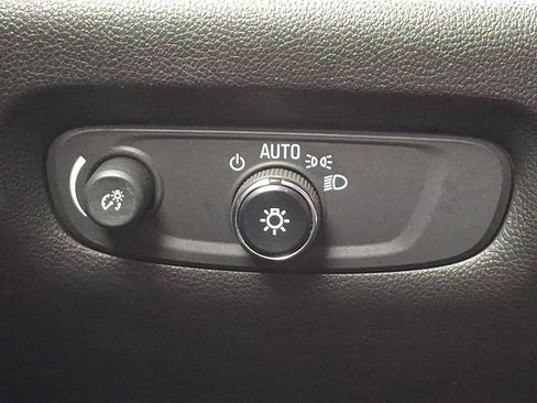 Used 2023 Chevrolet Traverse LT image 27