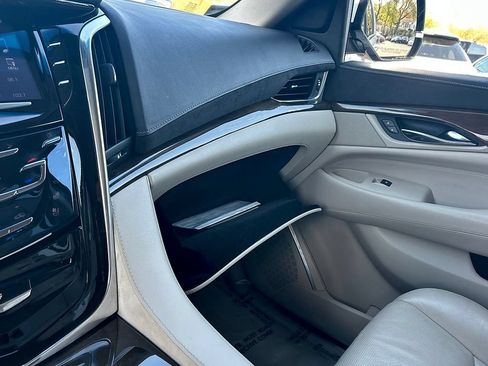 Used 2018 Cadillac Escalade Luxury AWD/4WD image 52