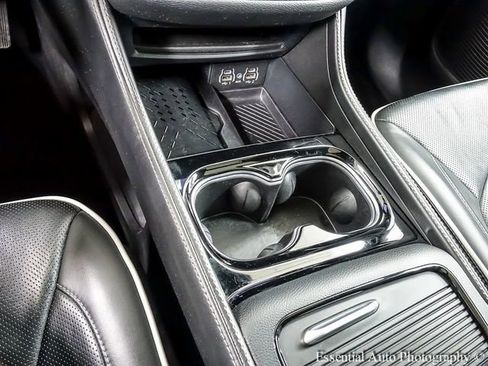 Used 2025 Chrysler Pacifica Limited image 21