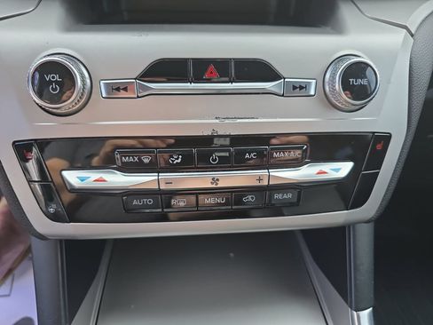 Used 2022 Ford Explorer XLT w/ Equipment Group 202A RWD image 17