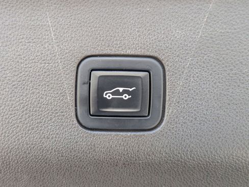 Used 2023 GMC Yukon XL SLT image 11