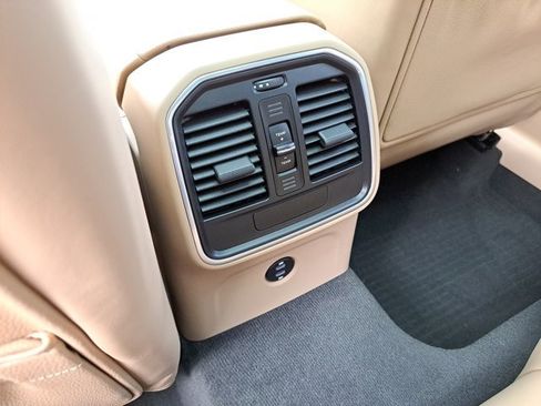 Certified 2021 Porsche Macan image 18