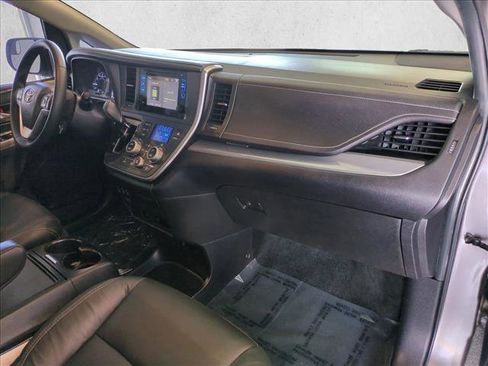 Used 2016 Toyota Sienna SE Premium image 23