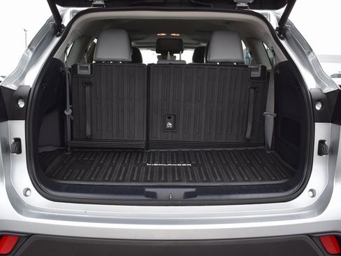 Used 2021 Toyota Highlander XLE image 6