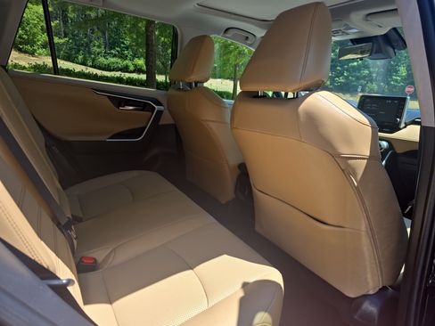 Used 2022 Toyota RAV4 Limited FWD image 11
