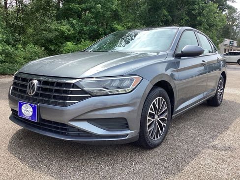 Used 2019 Volkswagen Jetta SE w/ Cold Weather Package FWD image 3