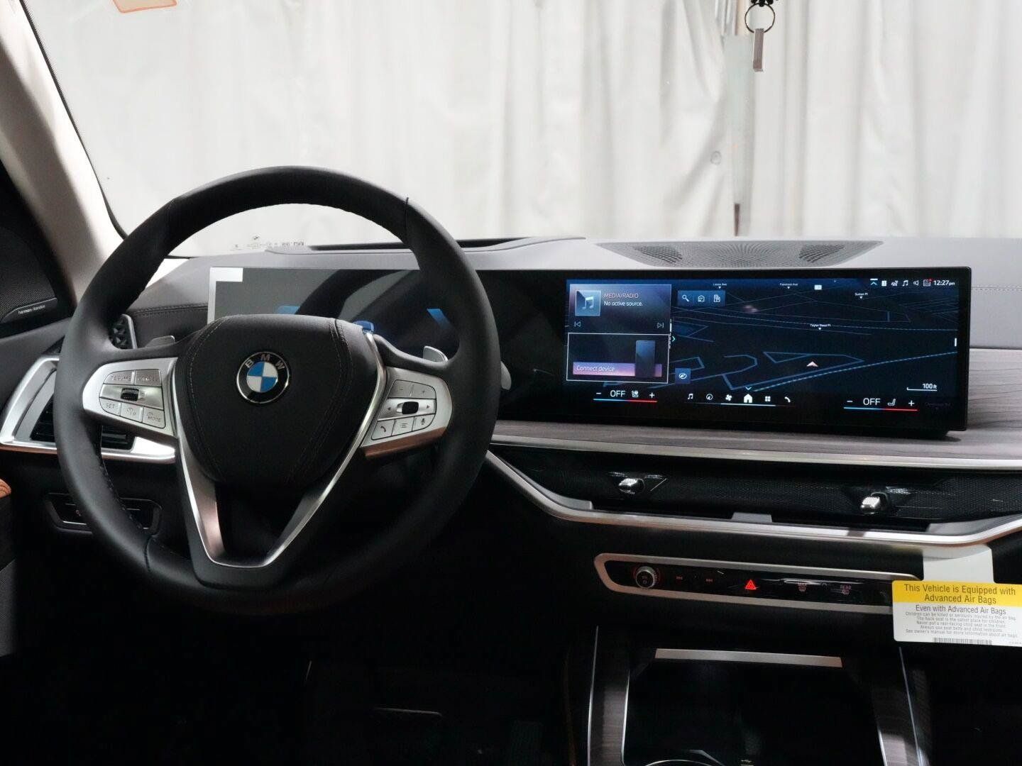 Used 2027 BMW X7 xDrive40i w/ Premium Package AWD/4WD image 3