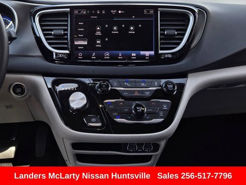 Used 2023 Chrysler Pacifica Touring-L FWD image 20