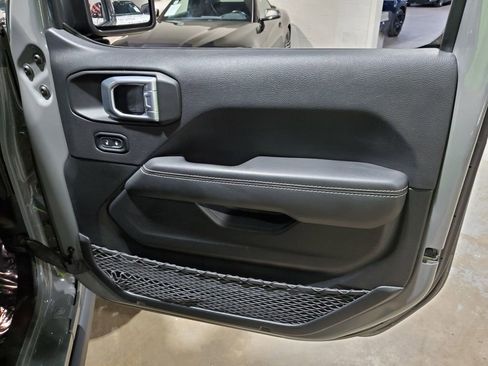 Used 2021 Jeep Wrangler Unlimited Rubicon w/ Cold Weather Group AWD/4WD image 17