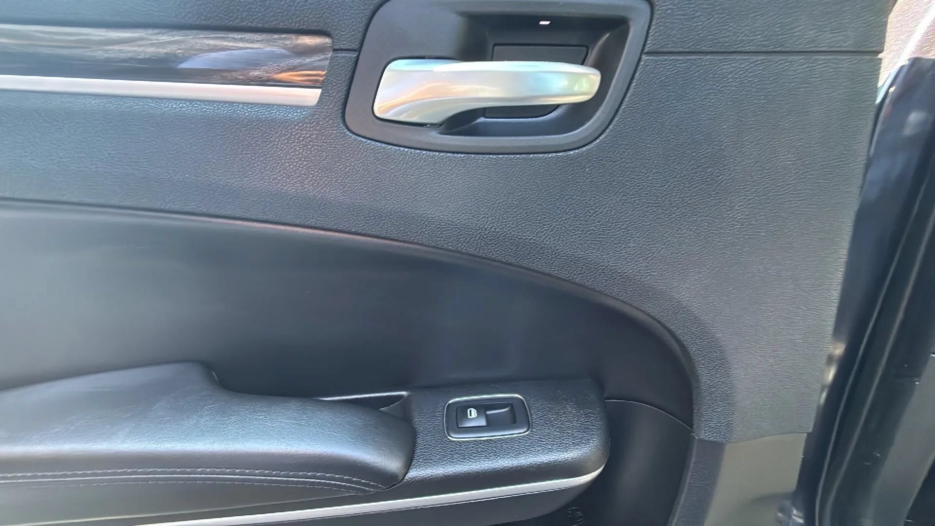 Used 2019 Chrysler 300 Touring w/ Sport Appearance Package RWD image 15