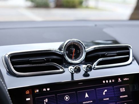 Used 2021 Bentley Bentayga image 49