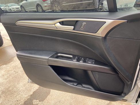 Used 2017 Ford Fusion SE w/ Fusion SE Technology Package image 13