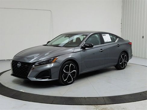 Used 2025 Nissan Altima 2.5 SR image 3