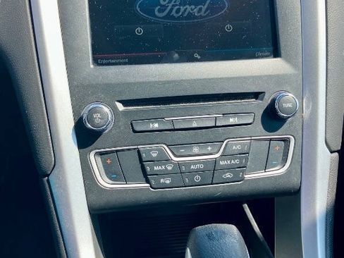 Used 2016 Ford Fusion SE FWD image 12