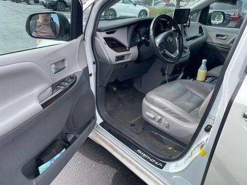 Used 2017 Toyota Sienna XLE Premium AWD/4WD image 9