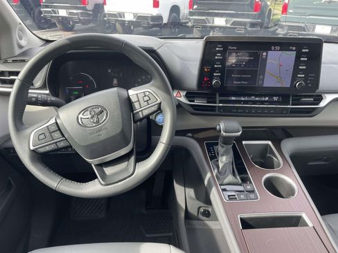 Used 2024 Toyota Sienna XLE FWD image 11
