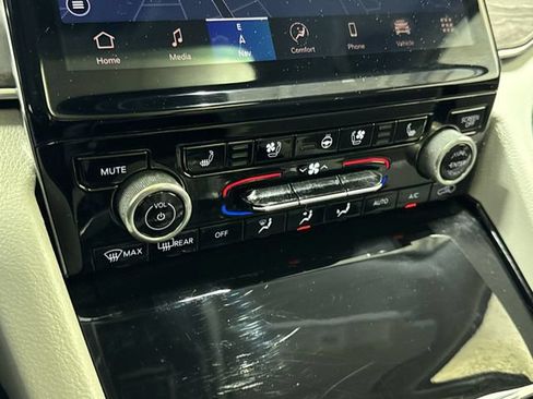 Used 2022 Jeep Grand Cherokee Overland w/ Advanced Protech Group III AWD/4WD image 23