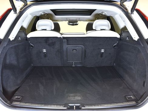 Used 2023 Volvo XC60 B5 Plus image 27