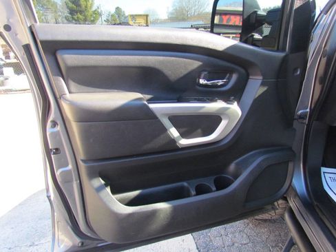 Used 2017 Nissan Titan SV image 11