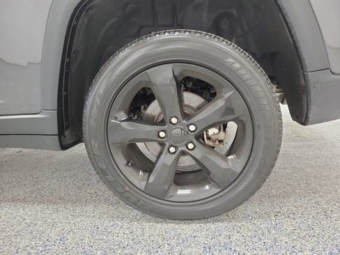 Used 2023 Jeep Grand Cherokee Altitude AWD/4WD image 5