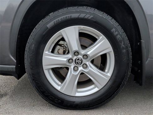 Certified 2023 Toyota Highlander LE image 9