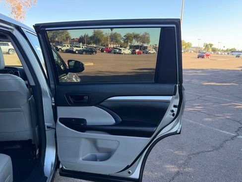 Used 2017 Toyota Highlander LE image 15
