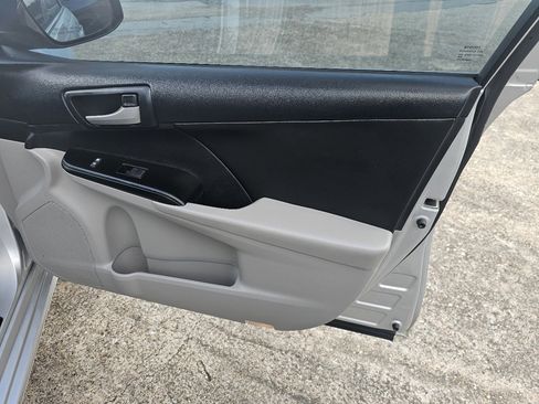 Used 2014 Toyota Camry L image 20