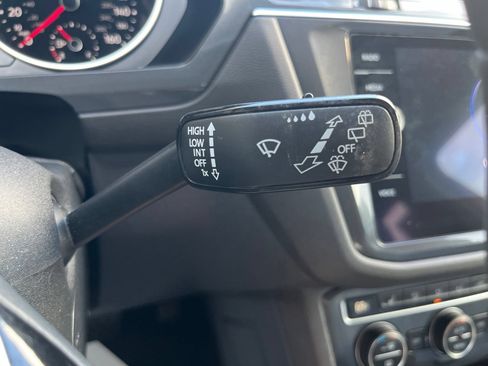 Used 2021 Volkswagen Tiguan SE w/ Panoramic Sunroof Package FWD image 18