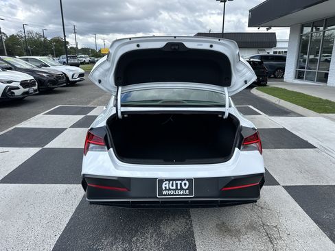 Used 2025 Hyundai Elantra SEL FWD image 5