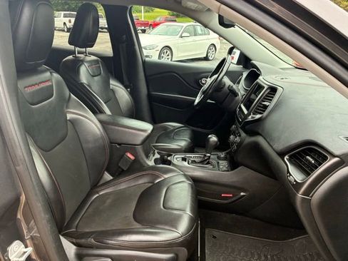 Used 2019 Jeep Cherokee Trailhawk AWD/4WD image 9