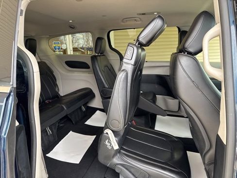 Used 2024 Chrysler Pacifica Touring-L image 32