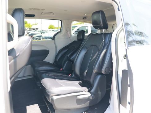 Used 2024 Chrysler Pacifica Limited FWD image 33