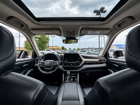Used 2024 Toyota Highlander XLE AWD/4WD image 2