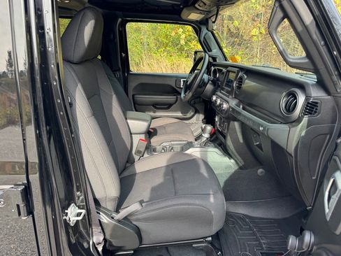 Used 2022 Jeep Wrangler Unlimited Sport image 17