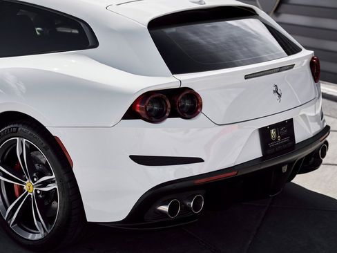 Used 2019 Ferrari GTC4Lusso image 10
