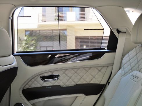 Used 2021 Bentley Bentayga AWD/4WD image 20