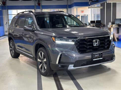New 2025 Honda Pilot Touring image 2