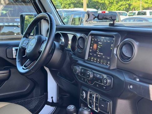 Used 2021 Jeep Gladiator Overland AWD/4WD image 5