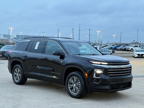 Used 2025 Chevrolet Traverse LT image 5