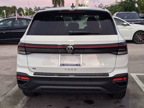 New 2026 Volkswagen Taos SE FWD image 4