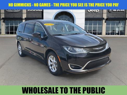 Used 2020 Chrysler Pacifica Touring w/ Tire & Wheel Group FWD image 1