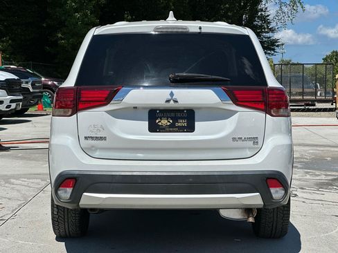Used 2017 Mitsubishi Outlander SE AWD/4WD image 6