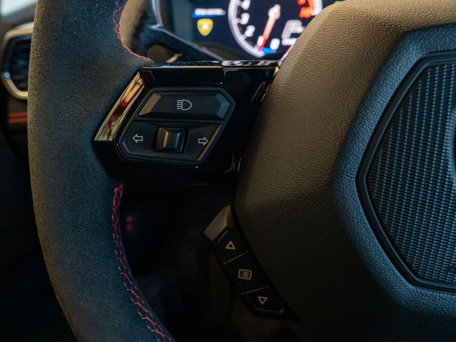 Used 2018 Lamborghini Huracan Performante AWD/4WD image 54
