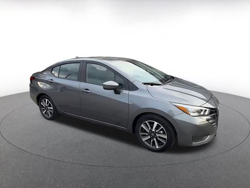 Used 2025 Nissan Versa SV image 2