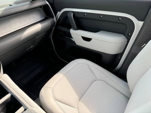 Certified 2025 Land Rover Defender 130 X-Dynamic SE image 19