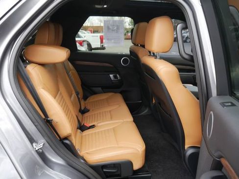 Used 2017 Land Rover Discovery HSE image 28