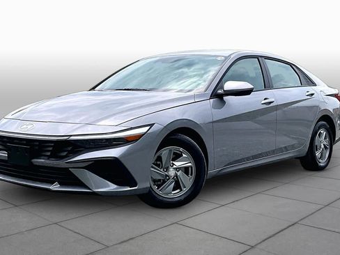Used 2026 Hyundai Elantra SE FWD image 1