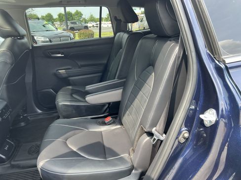 Used 2025 Toyota Highlander XLE AWD/4WD image 24
