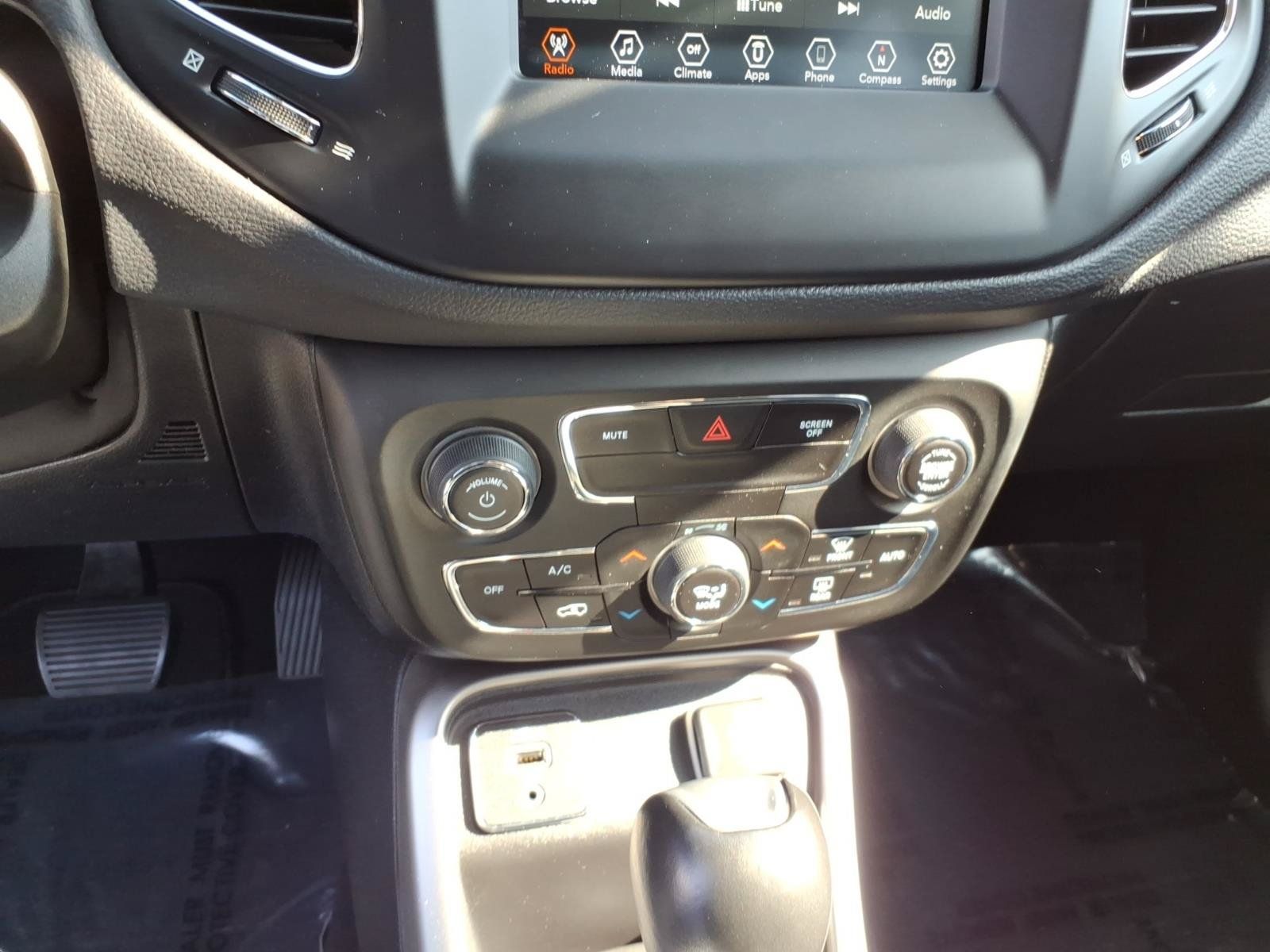 Used 2019 Jeep Compass Latitude FWD image 21